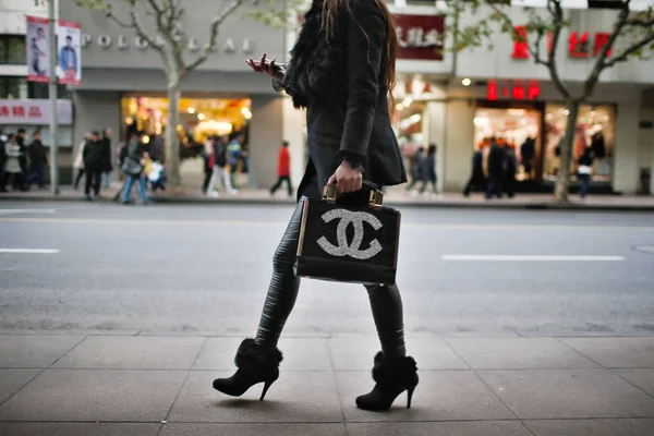 Seorang Wanita Yang Membawa Tas Chanel Menggunakan Ponselnya Saat Berjalan — Stok Foto