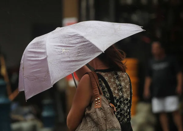 Una Mujer China Trata Mantener Paraguas Bajo Lluvia Asquerosa Causada — Foto de Stock