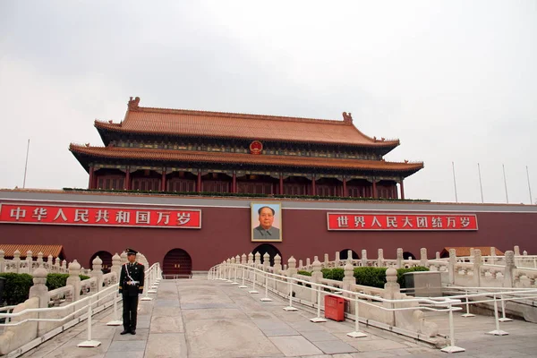 Een Paramilitaire Politieagent Staat Bewaker Voor Tiananmen Rostrum Beijing China — Stockfoto