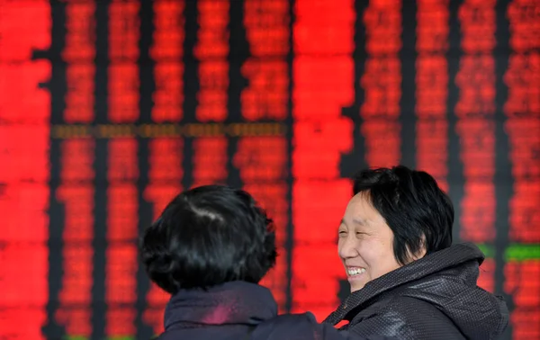 Китайські Інвестори Реагувати Знайомлячи Цін Акцій Червоний Зростання Цін Зелений — стокове фото