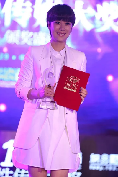 2013年12月9日在中国北京举行的2013年女性媒体颁奖典礼上 中国女演员海青拿着奖杯和荣誉证书摆姿势 — 图库照片