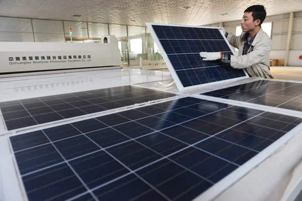 Trabajador Chino Examina Paneles Solares Fábrica Shandong Hilight Solar Ltd — Foto de Stock
