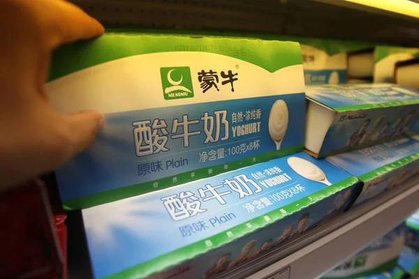 Cliente Compra Yogur Mengniu Supermercado Nantong Provincia Chinas Jiangsu Julio — Foto de Stock