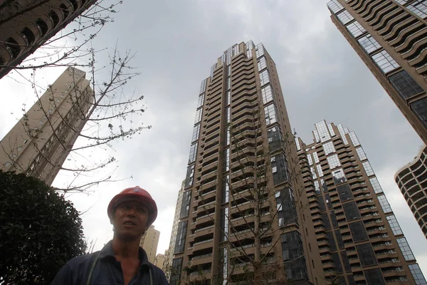 Trabajador Migrante Chino Pasa Por Nuevos Edificios Residenciales Gran Altura — Foto de Stock