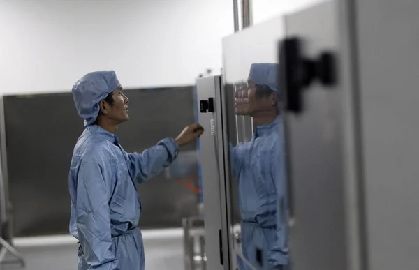 Pesquisadores Chineses Ajustam Máquinas Workshop Para Vacina Caseira Chinas Instituto — Fotografia de Stock