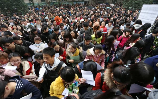 Una Multitud Examinados Chinos Espera Fuera Sitio Examen Antes Del — Foto de Stock