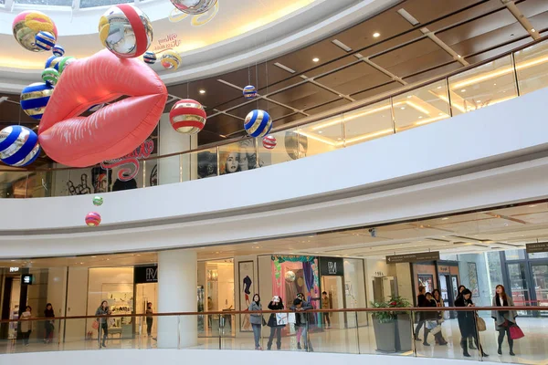 2013年12月9日 在中国上海新天地南座广场举行的吻式艺术展上 顾客可以观看唇形气球 — 图库照片