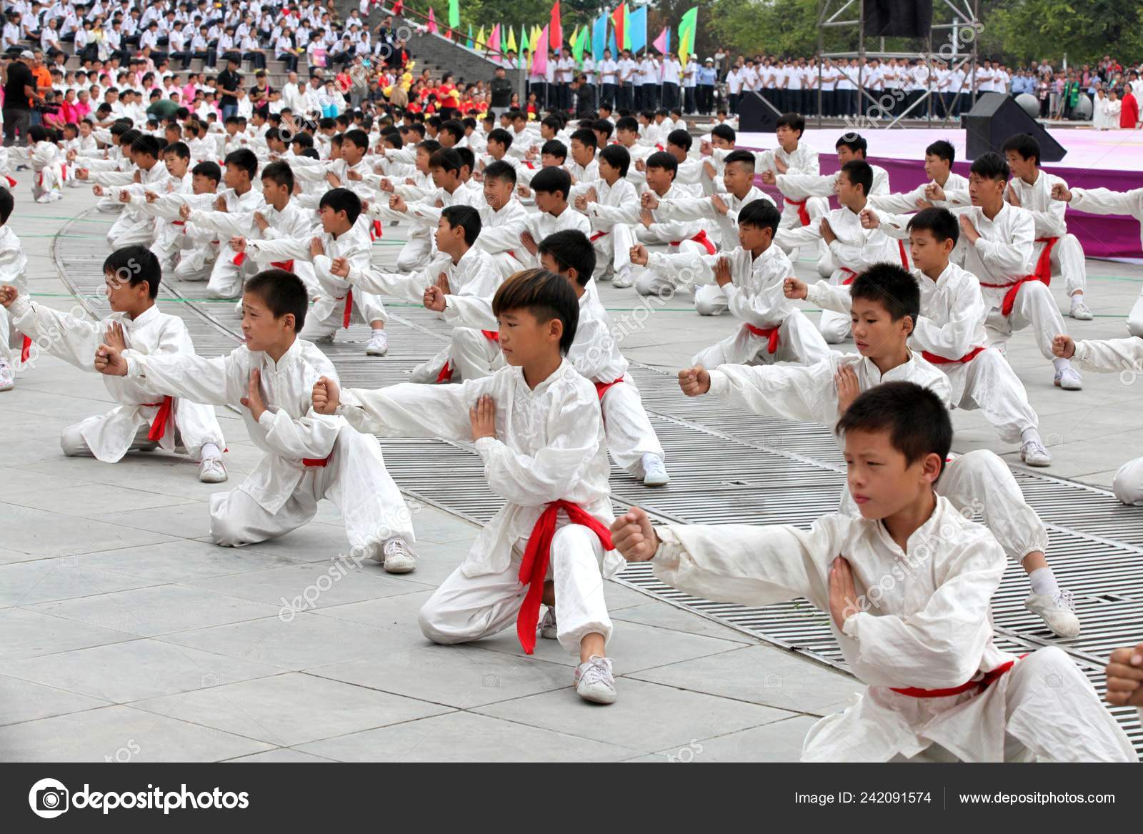 Archivo Los Niños Chinos Practican Qigong Durante Una - 