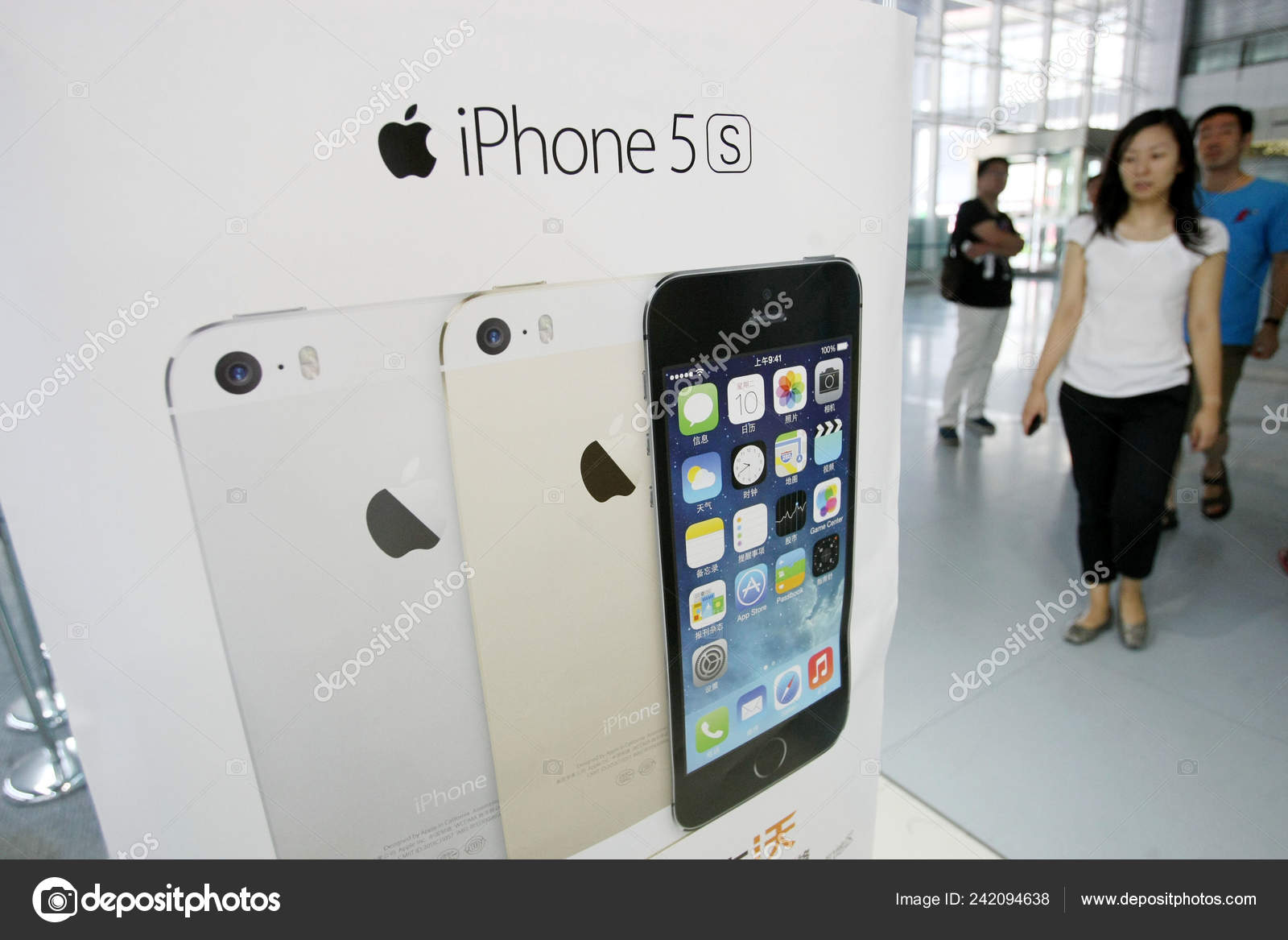 Реклама Смартфонов Iphone Магазине Apple Шанхае Китай Сентября 2013 —  Стоковое редакционное фото © ChinaImages #242094638