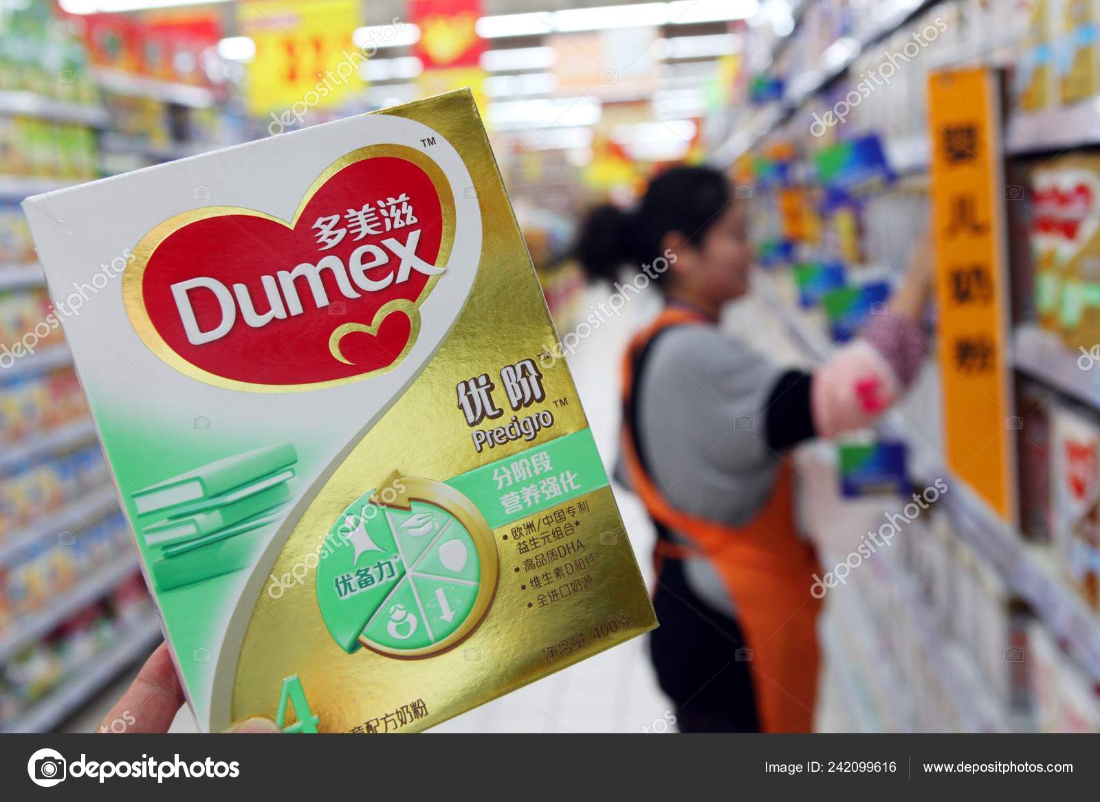 Sebuah Toko Pelanggan Untuk Sebuah Kotak Berisi Formula Bayi Dumex