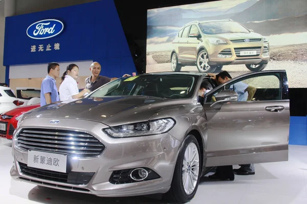 Látogatók Megnéznek Egy Ford New Mendeo Egy Autókiállításon Haikou Ban — Stock Fotó