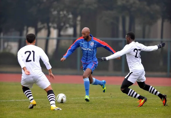 Fransk Fotboll Stjärna Nicolas Anelka Shanghai Shenhua Fotbollsklubb Styr Bollen — Stockfoto