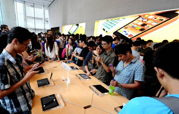 Kunden Testen Iphone Smartphones Einem Apple Store Shanghai China Dezember — Stockfoto