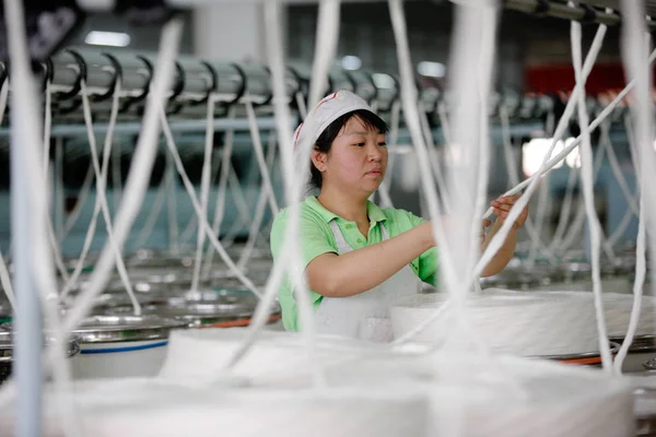 Une Travailleuse Chinoise Occupe Production Fils Destinés Être Exportés Corée — Photo