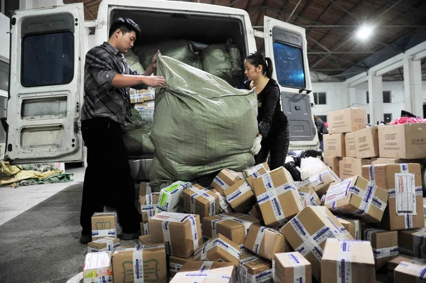 Los Trabajadores Chinos Clasifican Paquetes Mayoría Los Cuales Provienen Compras — Foto de Stock