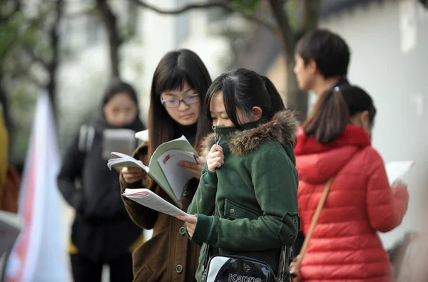 Les Examinateurs Chinois Examinent Les Manuels Avant Examen National Fonction — Photo