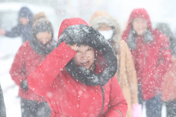 2013年11月18日 在中国东北黑龙江省哈尔滨市 一场暴风雪中 戴帽子的行人在公路上行走 — 图库照片