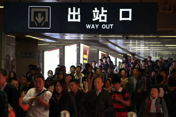 Los Pasajeros Congregan Una Estación Tren Antes Las Vacaciones Del — Foto de Stock