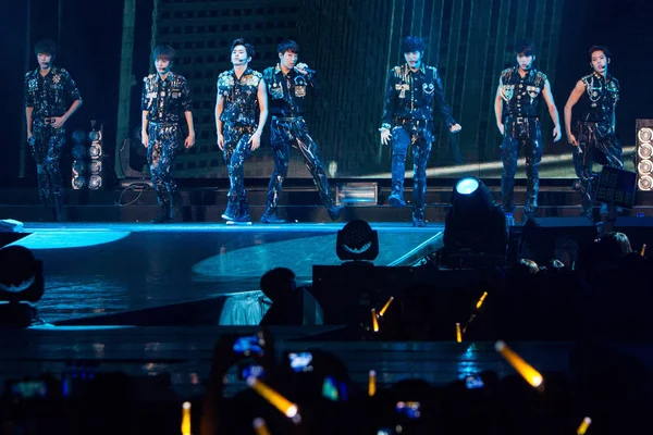 Les Membres Groupe Sud Coréen Infinite Produisent Lors Leur Concert — Photo