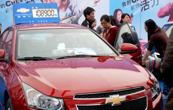 Κινέζοι Αγοραστές Αυτοκινήτων Κάνουν Μια Επίδειξη Στην Σαογιανγκ 2010 Οποία — Φωτογραφία Αρχείου