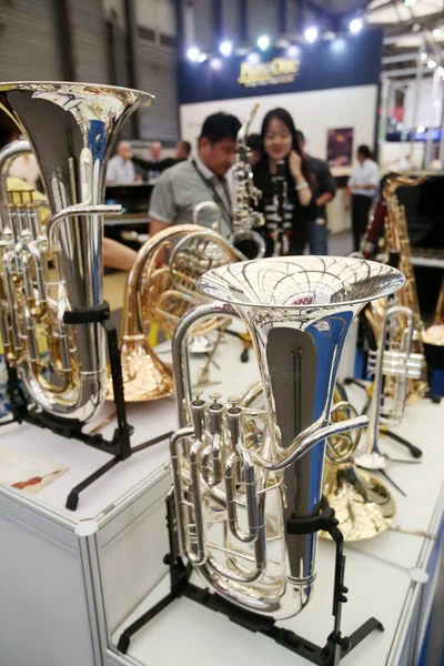 Bezoekers Bekijken Cornets Hoorns Saxofoons Tijdens China Shanghai International Musical — Stockfoto