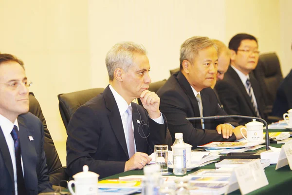 2013年12月23日 芝加哥市长拉姆 伊曼纽尔 在一次会议上聆听芝加哥与8个中国城市签署 芝加哥与中国8个城市贸易伙伴关系门户城市协议 的会议 — 图库照片