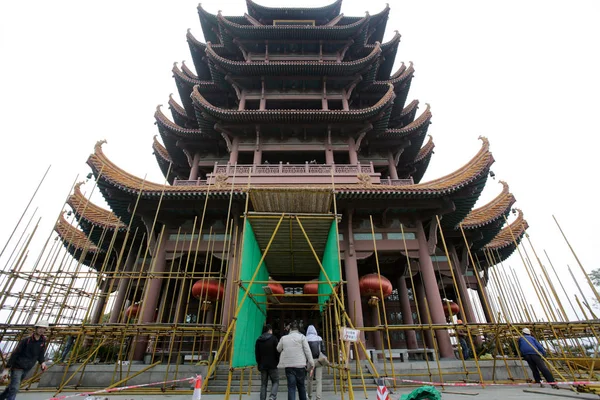 Chinese Arbeiders Bouwen Steigers Gele Kraantoren Renoveren Ook Bekend Als — Stockfoto