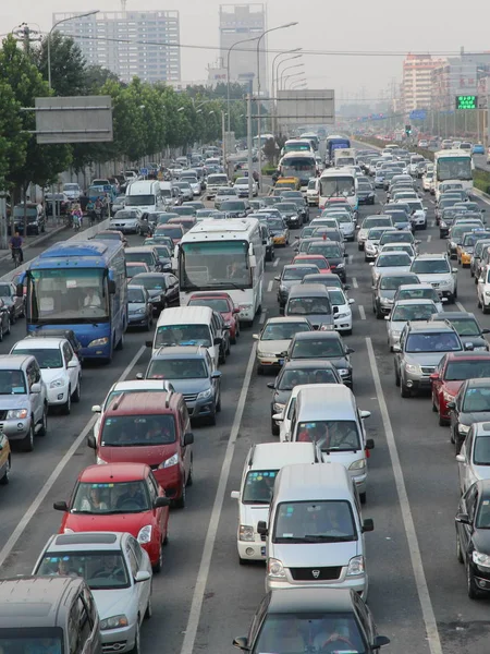Massas Veículos Movem Lentamente Uma Estrada Durante Engarrafamento Pequim China — Fotografia de Stock