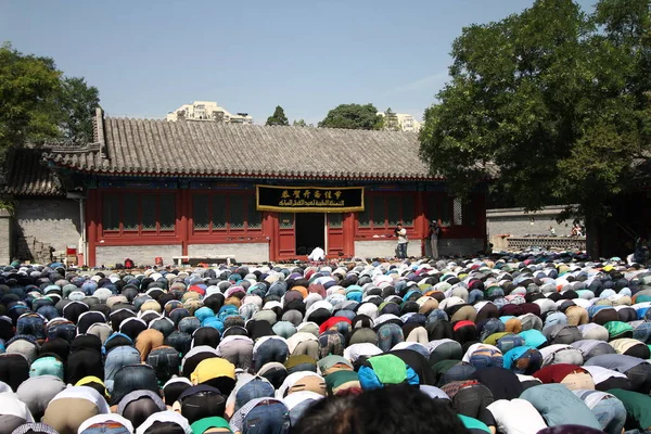 Китайские Мусульмане Принимают Участие Утренней Молитвенной Сессии Мечети Нюцзе Пекине — стоковое фото