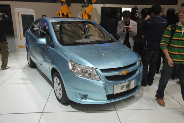 Bezoekers Kijken Naar Een Chevrolet Nieuw Zeil Van Shanghai Tijdens — Stockfoto