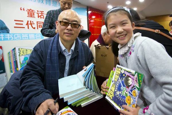 File Chinês Conto Fadas Autor Zheng Yuanjie Esquerda Poses Com — Fotografia de Stock