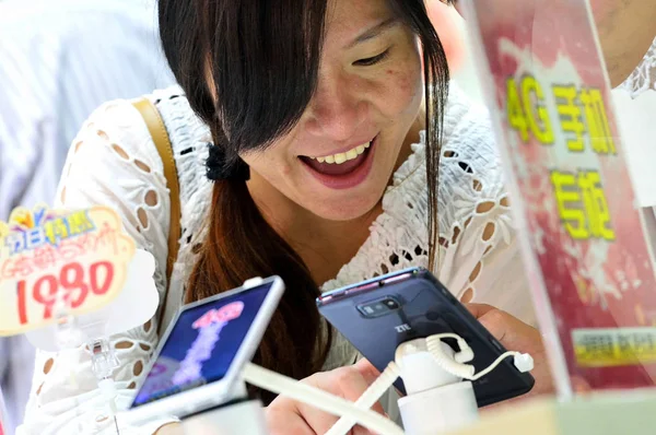 Customer Tries Out Smartphone Branch China Mobile Hangzhou City East — Stock Photo, Image