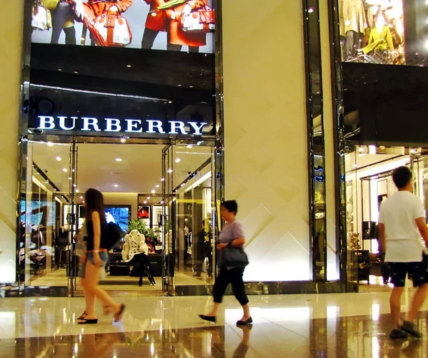 Shoppare Förbi Burberry Butik Ett Köpcentrum Shanghai Kina Juli 2011 — Stockfoto