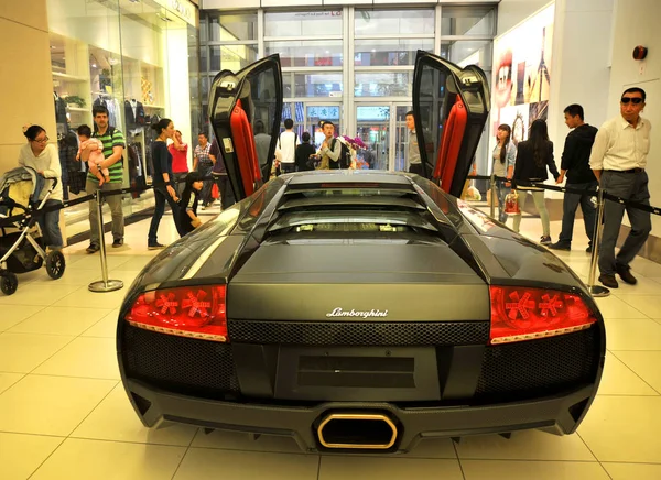 Visitantes Olham Para Carro Esportivo Lamborghini Durante Uma Exposição Lamborghini — Fotografia de Stock