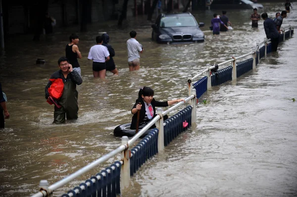 Local Citizens Walk Flooded Street Heavy Rains Caused Typhoon Fitow — Stock Photo, Image