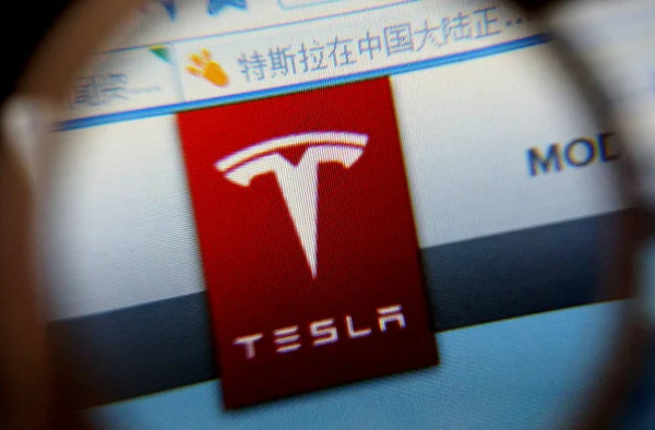 Пользователь Сети Просматривает Аккаунт Tesla Weibo Подобном Twitter Сайте Микроблогов — стоковое фото