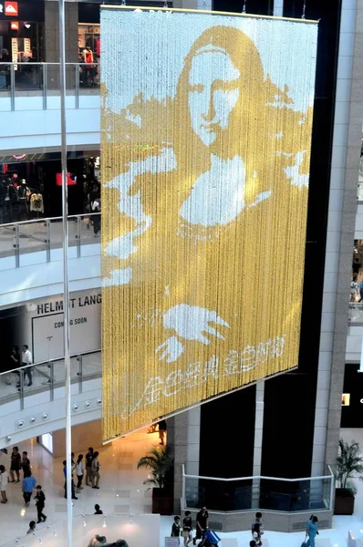 Retrato Dourado Mona Lisa Pendurado Shopping Center Xangai China Setembro — Fotografia de Stock