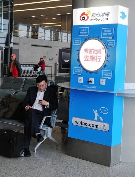 Pasajero Usa Teléfono Móvil Junto Anuncio Para Weibo Com Servicio —  Fotos de Stock