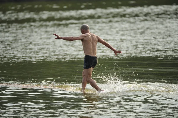 中国少林寺僧侶市 Liliang 泉州市 南東中国福建省 2013 日の練習中に水の上を歩く — ストック写真