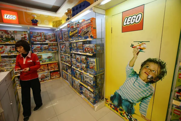 File Munkavállaló Látható Egy Boltban Lego Egy Bevásárlóközpont Shanghai Kína — Stock Fotó