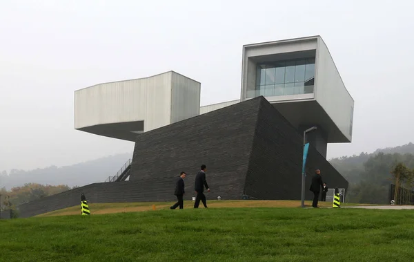 Funcionários Passam Pelo Museu Arte Sifang Projetado Pelo Arquiteto Nova — Fotografia de Stock
