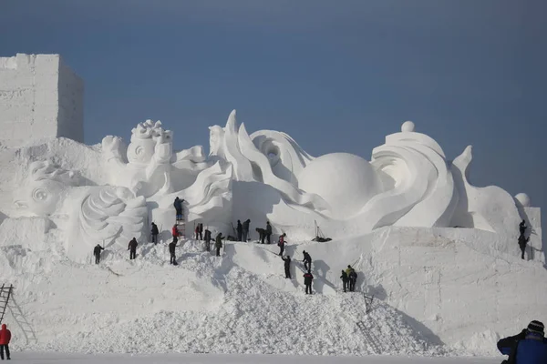 Artistas Chineses Fazem Uma Escultura Neve Gigante Antes Sun Island — Fotografia de Stock
