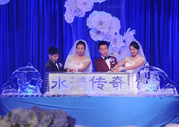 Gêmeos Natação Sincronizados Chinas Seus Maridos Posam Dia Casamento Chengdu — Fotografia de Stock