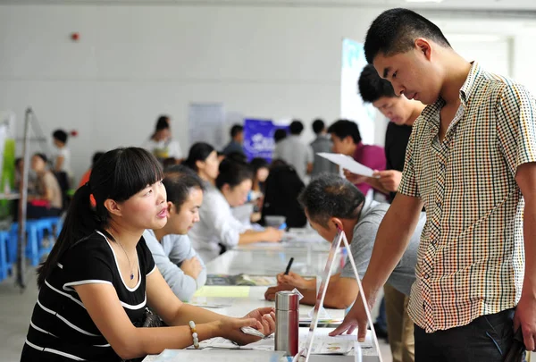 Ein Chinesischer Absolvent Gespräch Mit Einem Interviewer Während Einer Jobmesse — Stockfoto