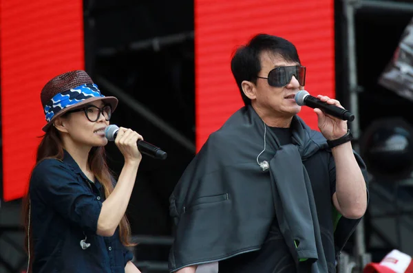 Acteur Chanteur Hong Kong Jackie Chan Droite Chante Avec Chanteur — Photo