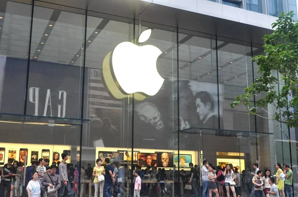 Пешеходы Стоят Перед Магазином Apple Store Торговой Улице Nanjing Road — стоковое фото