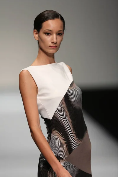 Modelo Exibe Uma Nova Criação Designer Moda Checa Hana Havelkova — Fotografia de Stock
