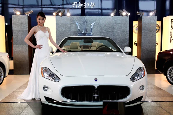 Model Poses Maserati Granturismo Auto Show Qingdao City East Chinas — Stock Photo, Image