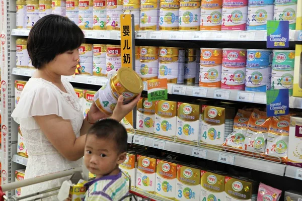 Chinese Customers Buy Tins Yili Formula Supermarket Ganyu East Chinas — Stock Photo, Image