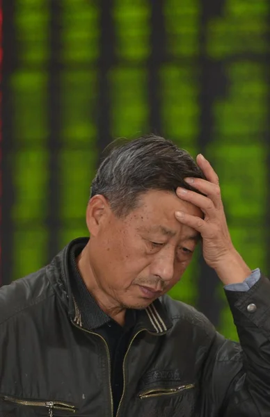 Chiński Inwestor Jest Zdjęciu Przed Ekranem Wyświetlanie Cen Akcji Zielony — Zdjęcie stockowe